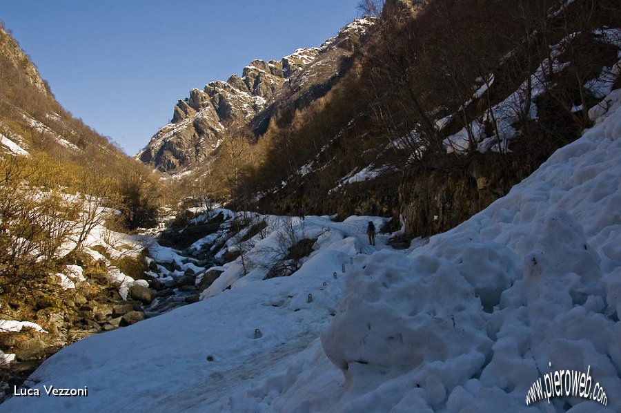 05-LA STRADA COSTEGGIA IL FIUME RINCORRENDO IL SOLE.jpg